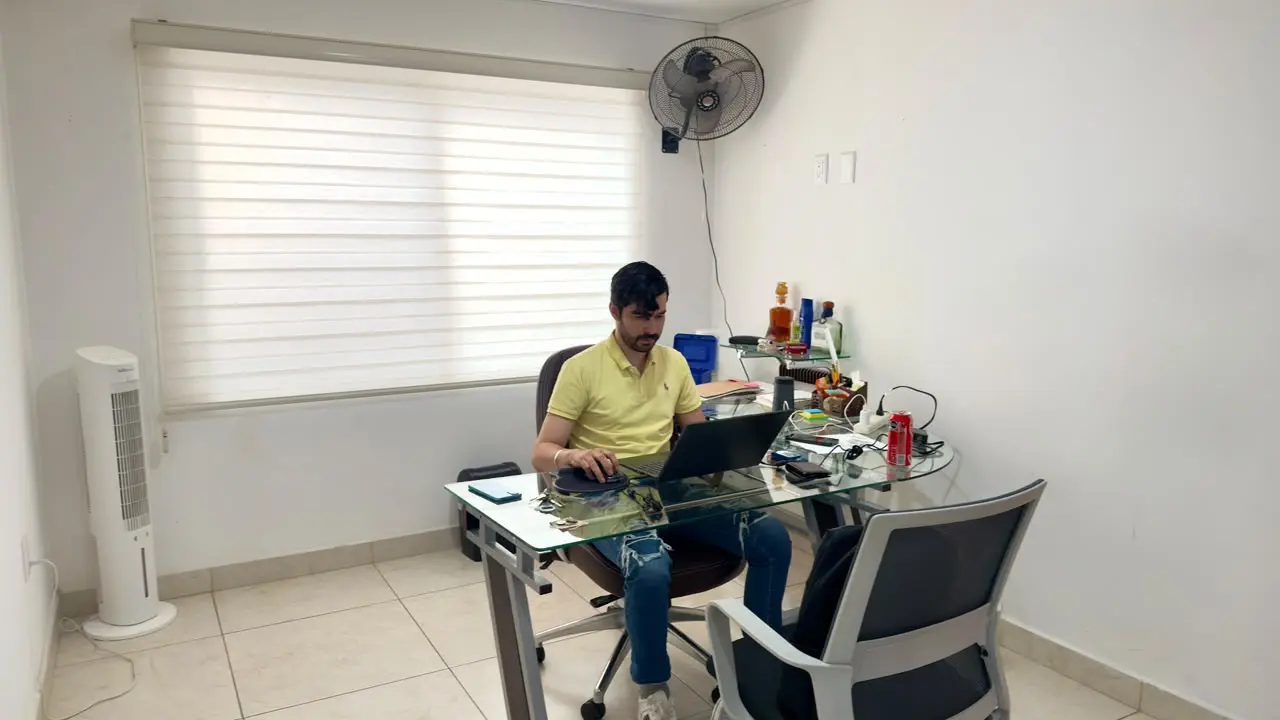 Profesional trabajando en AMURA Consultoras
